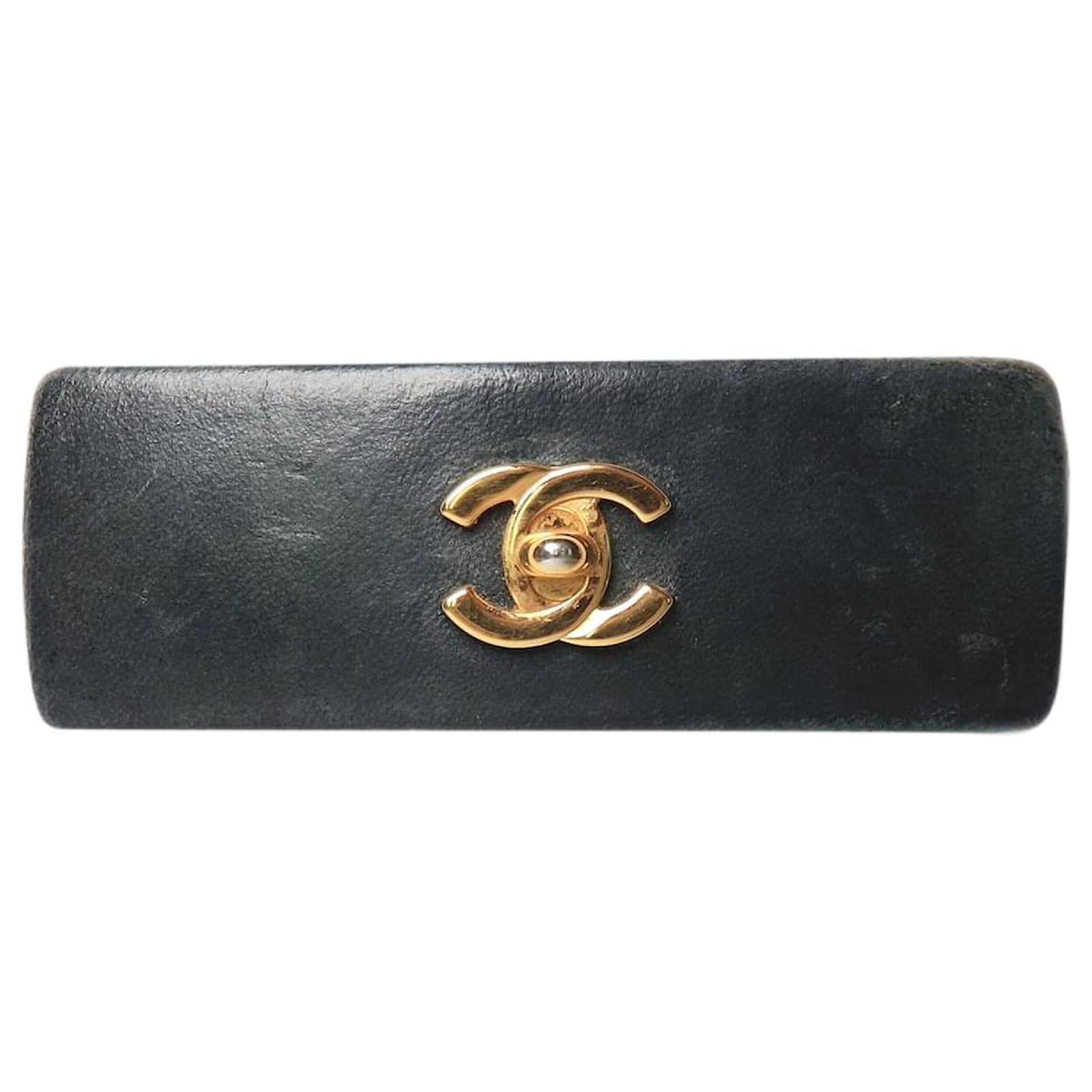 Chanel Black turnstile CC hairclip Leather  ref.2289510