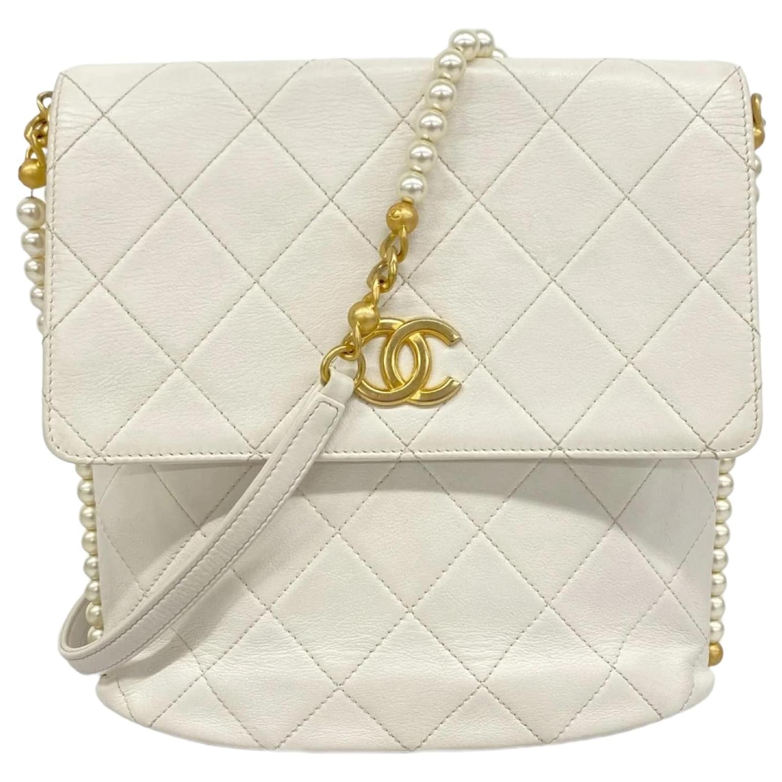 Chanel White Matelasse Leather Shoulder Bag  ref.2268524