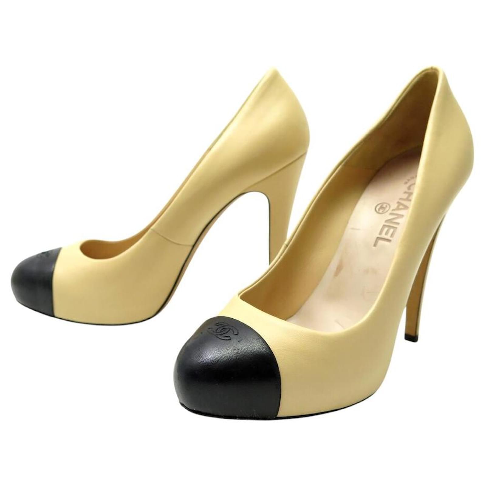 CHANEL G28289 PUMPS 40 IN BICOLORED BEIGE AND BLACK LEATHER SHOES  ref.2153632