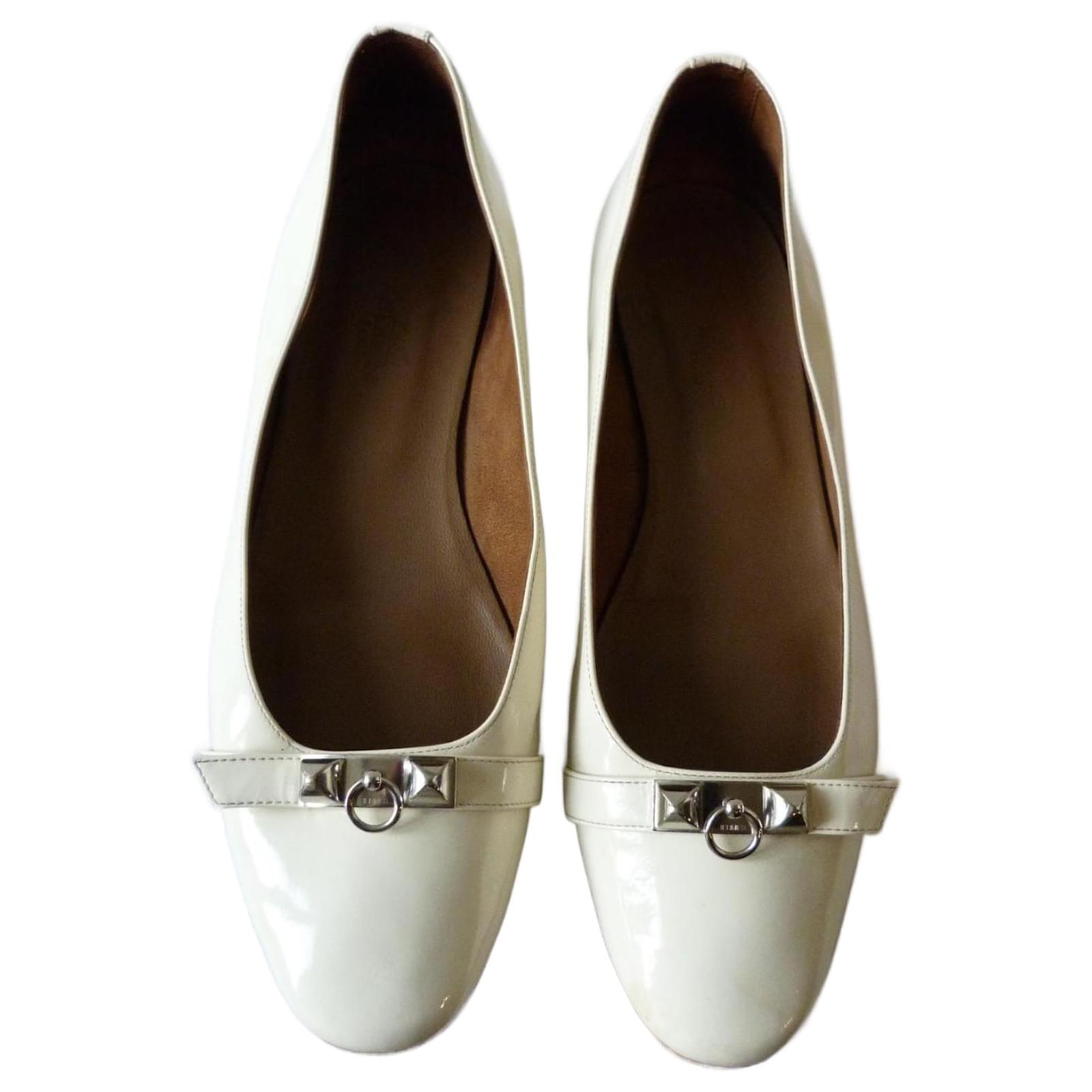 Hermès Ballet flats Silvery Eggshell Patent leather Metal  ref.1761348