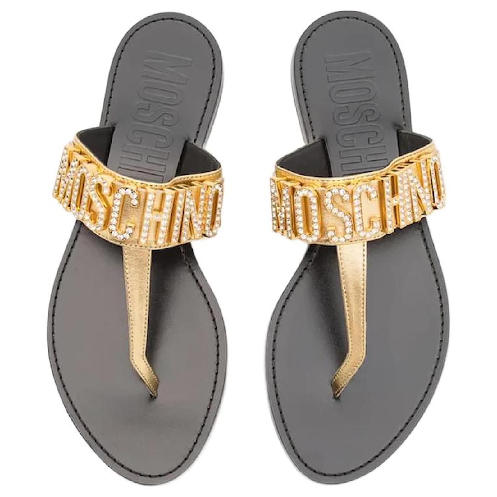 Moschino Crystal Logo foiled thong sandals Golden Lambskin  ref.1565062