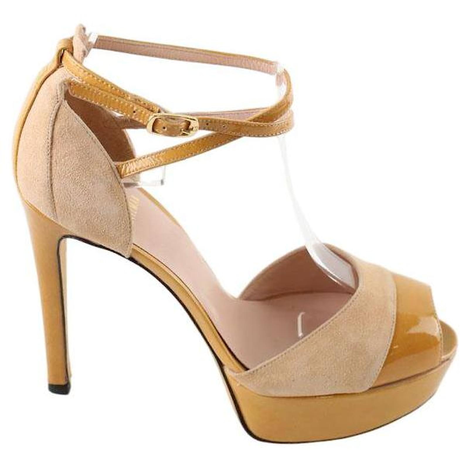 Stuart Weitzman Suede heels Beige Deerskin  ref.2222405