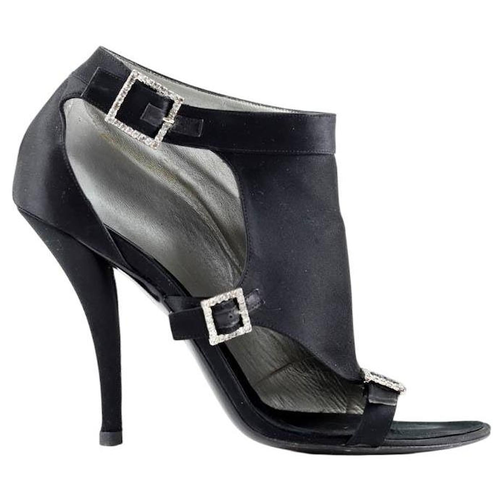 Roger Vivier Leather heels Black  ref.2141492