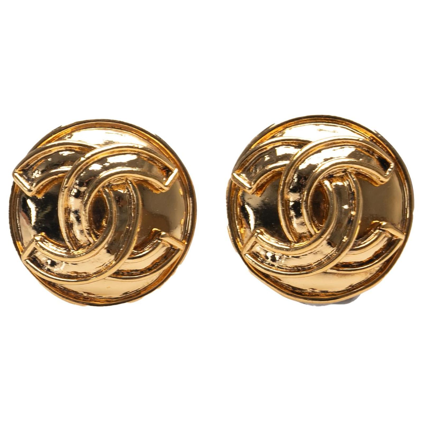 Chanel Gold Gold Plated CC Round Clip On Earrings Golden Metal Gold-plated  ref.2329645
