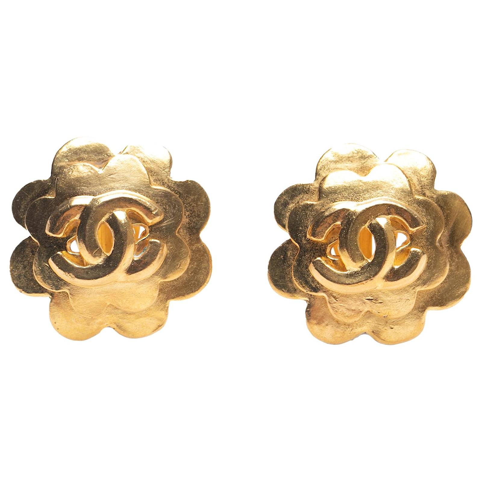 Chanel Gold Gold Plated CC Flower Clip On Earrings Golden Metal Gold-plated  ref.2329526