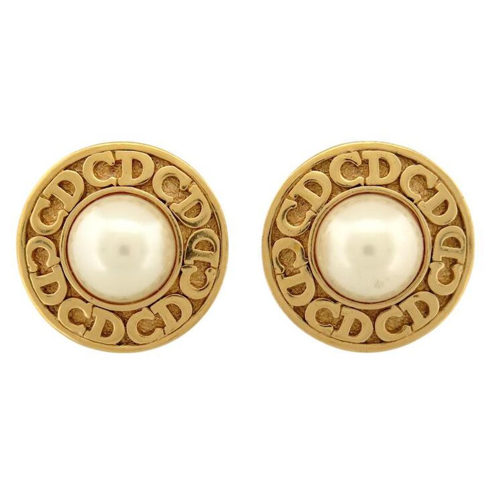 VINTAGE CLIP EARRINGS CHRISTIAN DIOR ROUND CD LOGO PEARLS EARRINGS Golden Metal  ref.2213539
