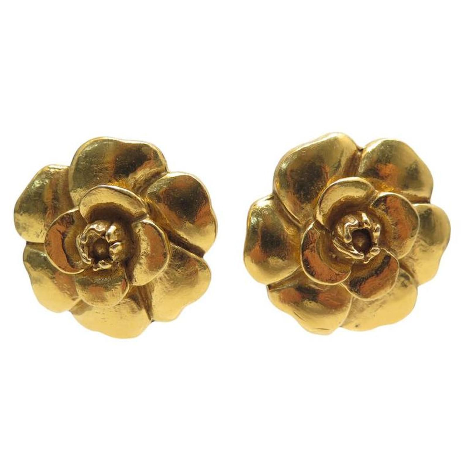 VINTAGE CHANEL LARGE CLIP EARRINGS CAMELIA GOLD 1970 Golden Metal  ref.2185726