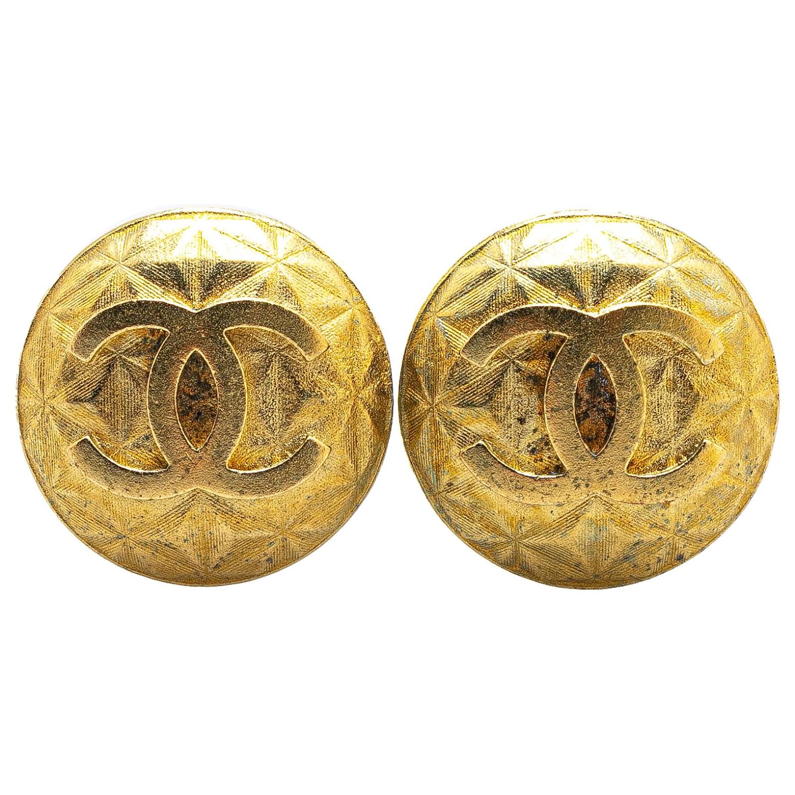 Chanel Gold Gold Plated CC Round Clip on Earrings Golden Metal Gold-plated  ref.2316291