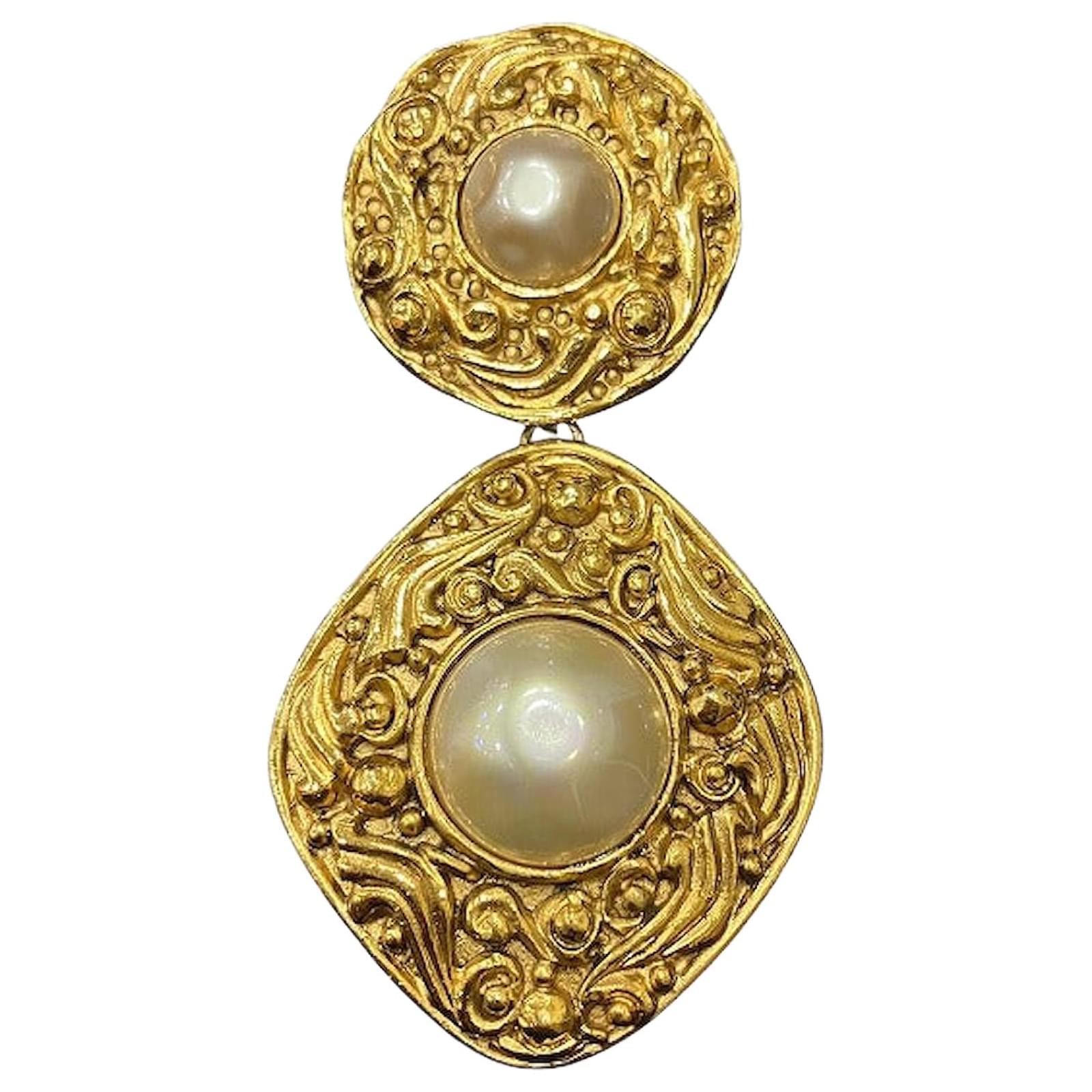Chanel Vintage Brooch White Plastic  ref.2323793