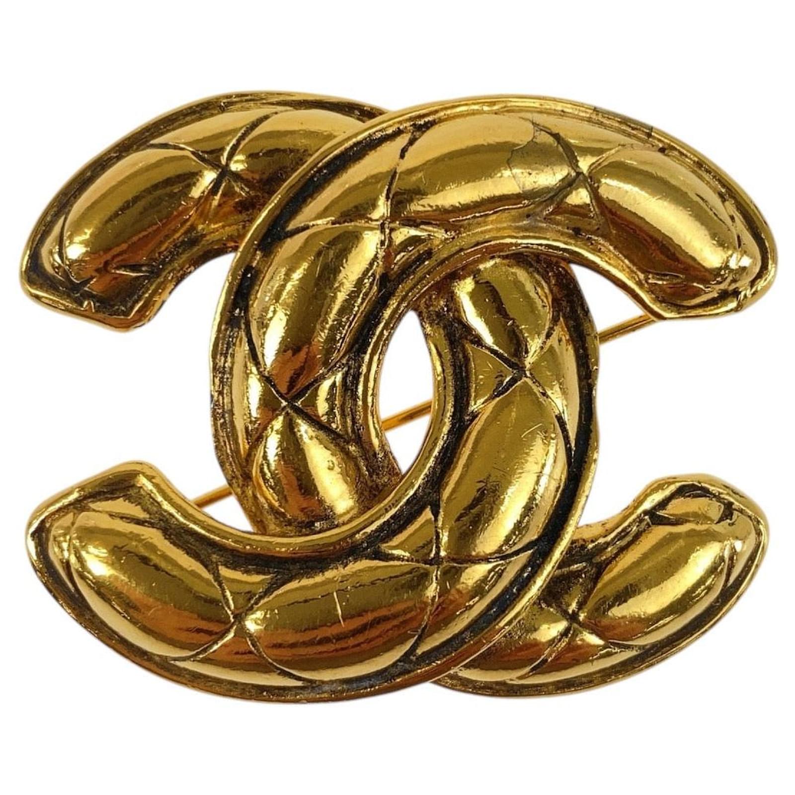 Chanel Matelasse Brooch Golden Metallic Metal  ref.2323684