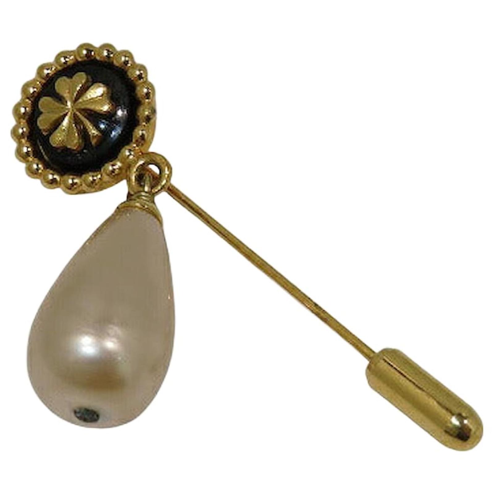 Chanel Clover Earrings White Plastic  ref.2323126