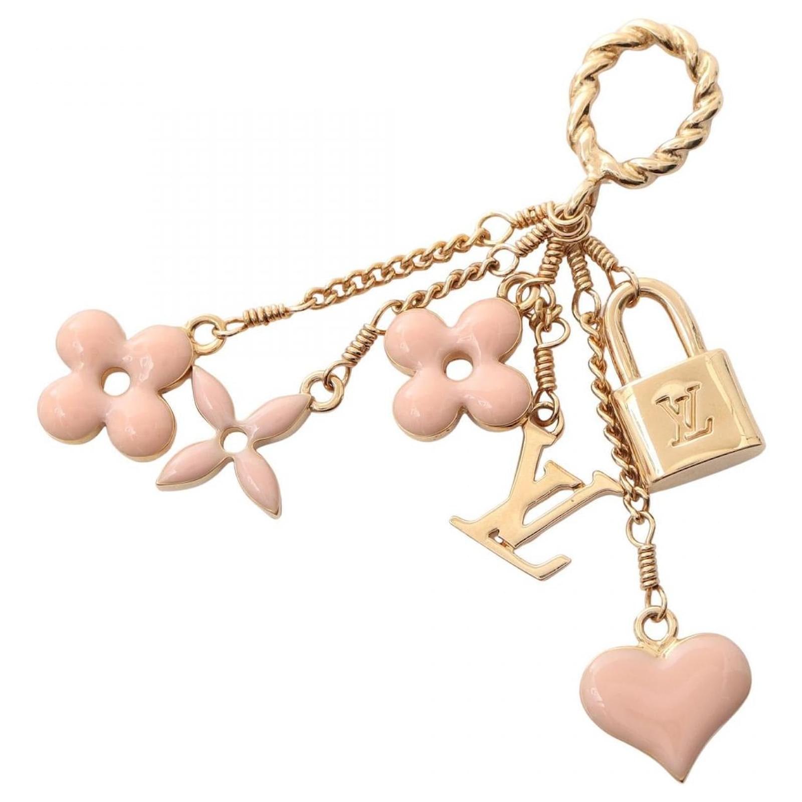 Louis Vuitton Sweet Monogram Blon Pendant Golden Metallic Metal  ref.2323129