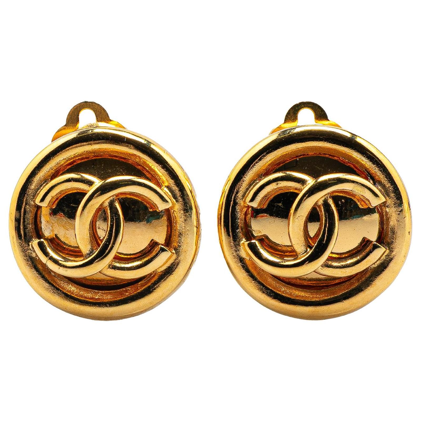 Chanel Gold Gold Plated CC Round Clip On Earrings Golden Metal Gold-plated  ref.2313116