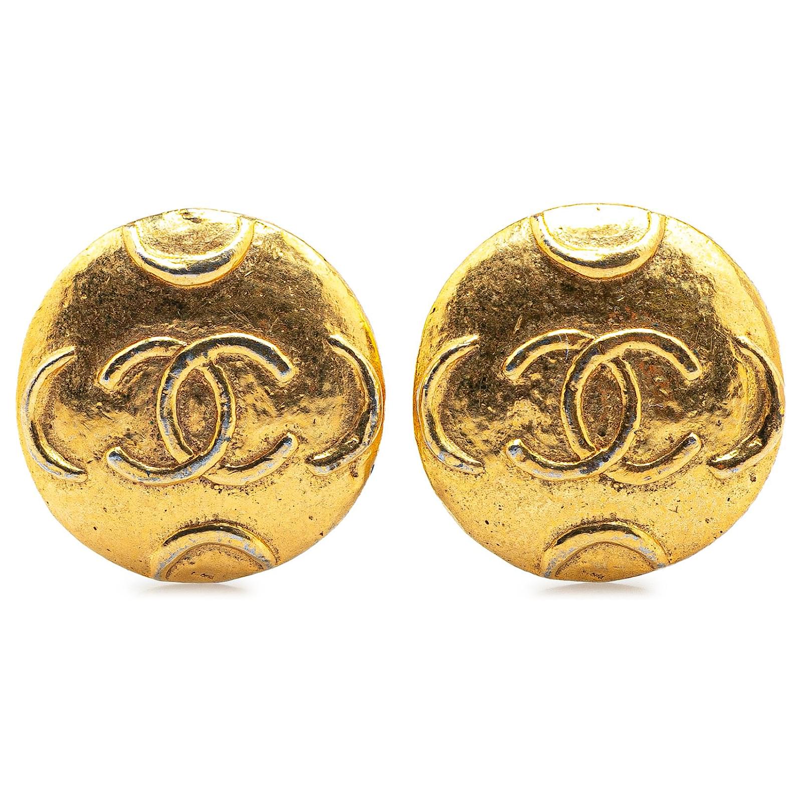 Chanel Gold Gold Plated CC Round Clip on Earrings Golden Metal Gold-plated  ref.2313040