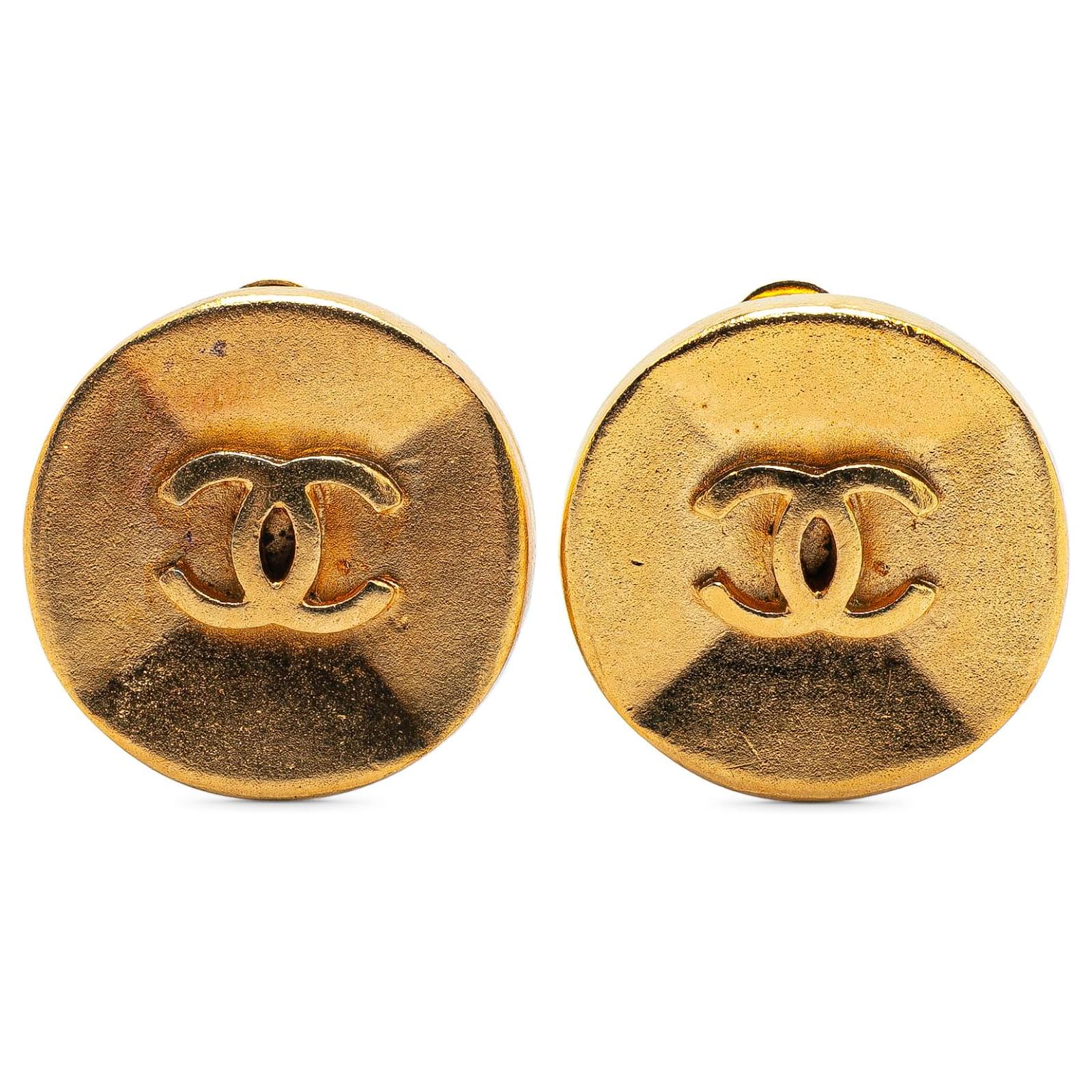 Chanel Gold Gold Plated CC Clip on Earrings Golden Metal Gold-plated  ref.2312989