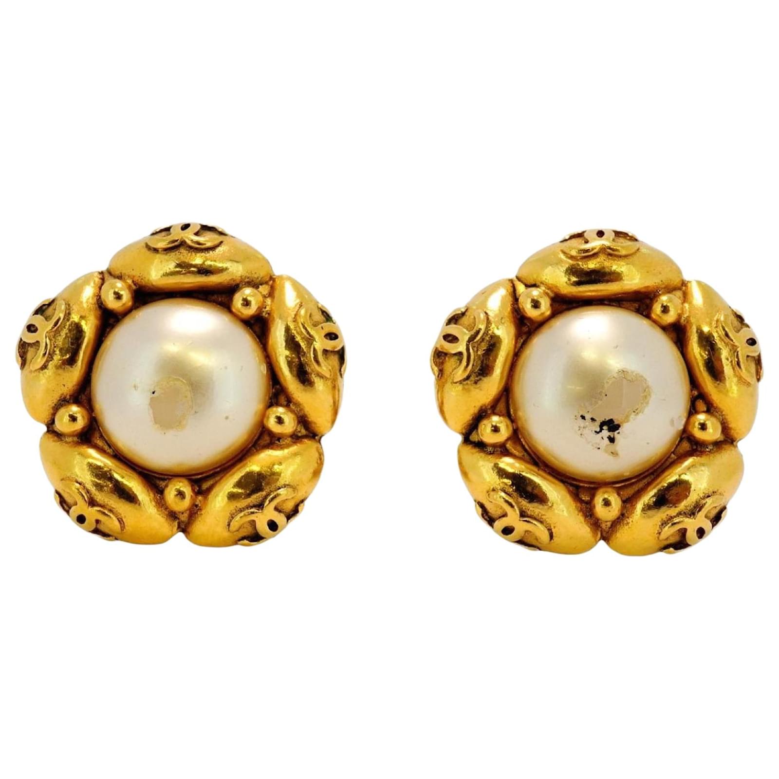 Chanel Gold Plated Clip Earrings Golden Gold-plated  ref.2312660