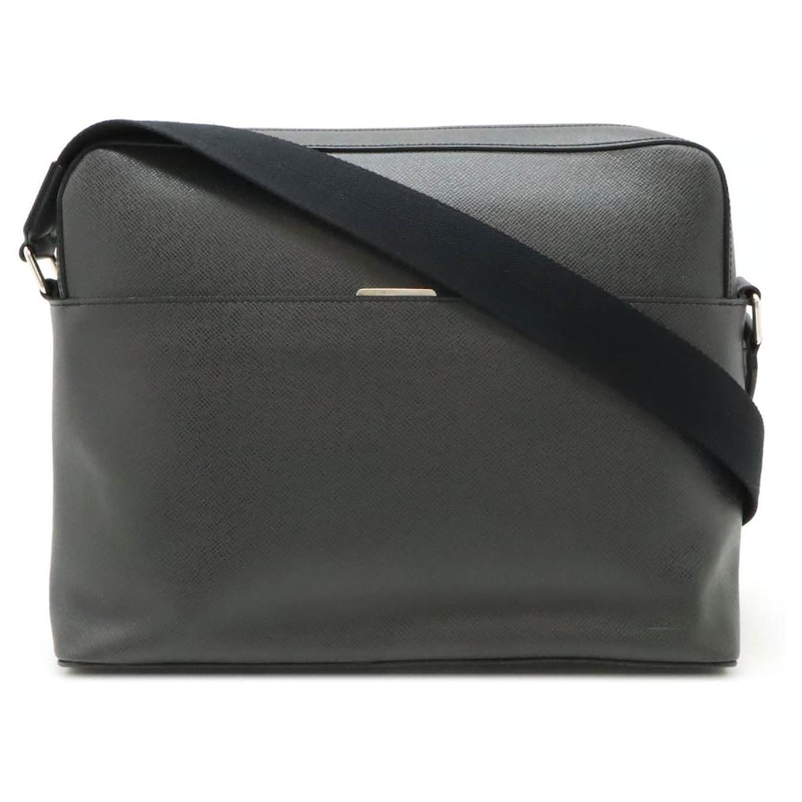 Louis Vuitton Taiga Anton Messenger Bag M33429 Black Leather  ref.2266399
