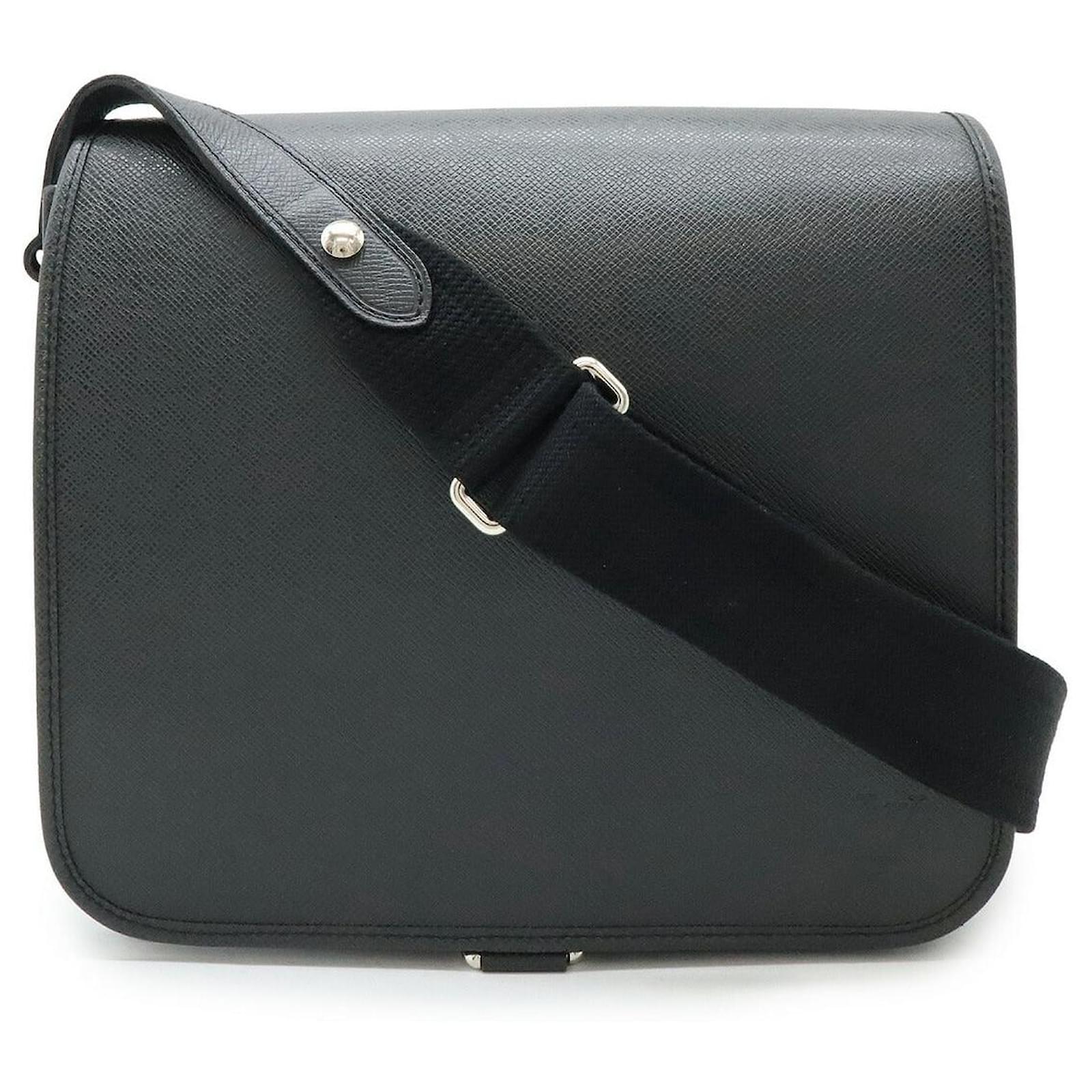 Louis Vuitton Andrei Taiga Shoulder Bag Black Leather  ref.2266239