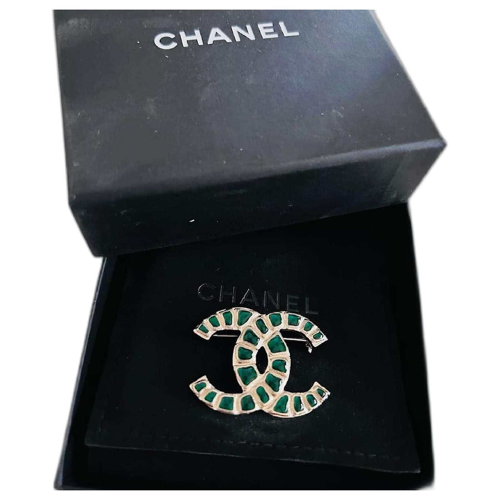 Chanel Pins & brooches Green Metal  ref.2308871