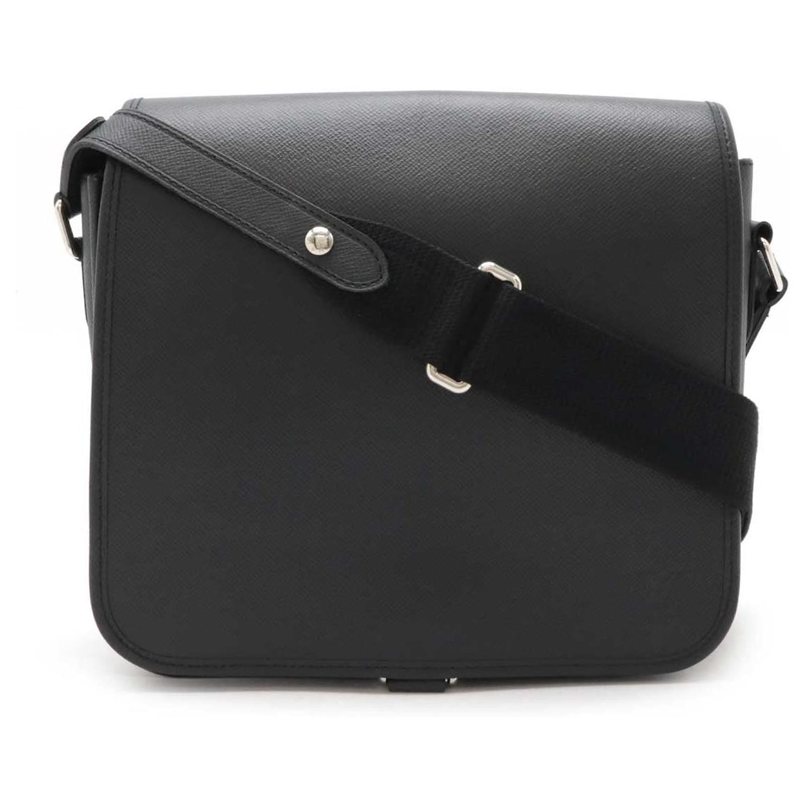 Louis Vuitton Taiga Andrei Shoulder Bag M32482 Black Leather  ref.2260419