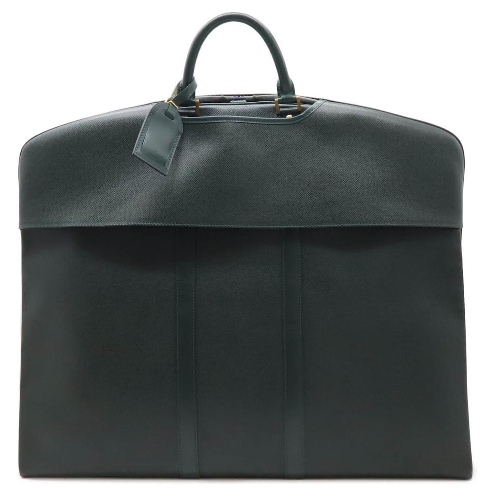 Louis Vuitton Taiga Bering Garment Bag M30134 Green Leather  ref.2259773