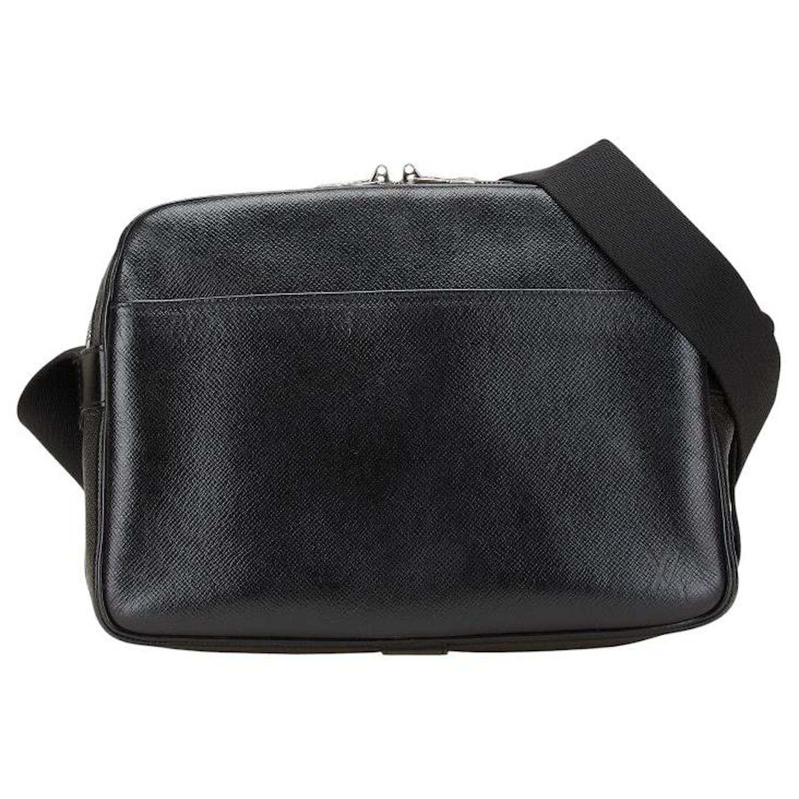 Louis Vuitton Taiga Reporter PM Shoulder Bag M30152 Black Leather  ref.2256934