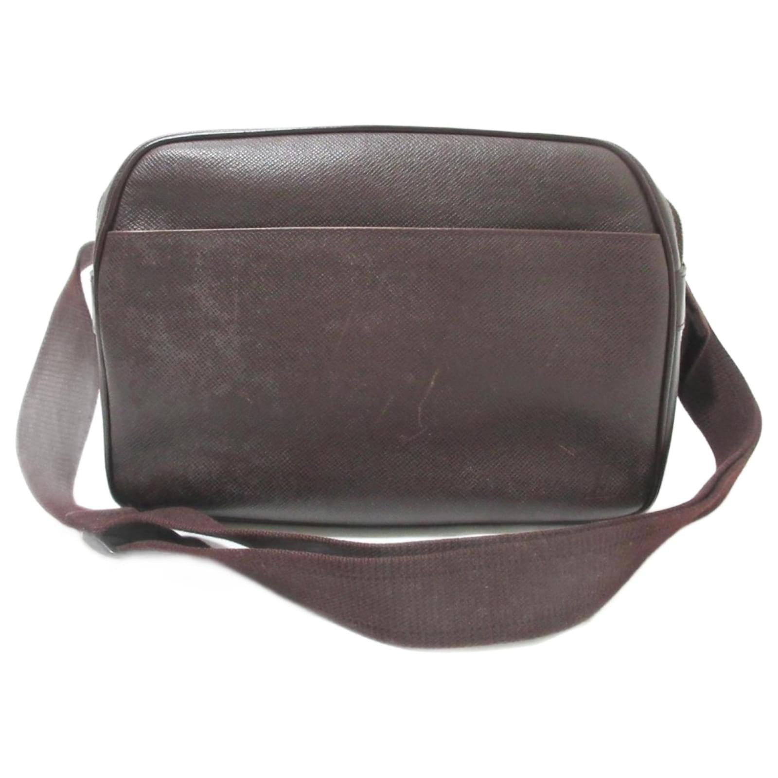 Louis Vuitton Reporter Taiga Leather Shoulder Bag Dark red  ref.2222312