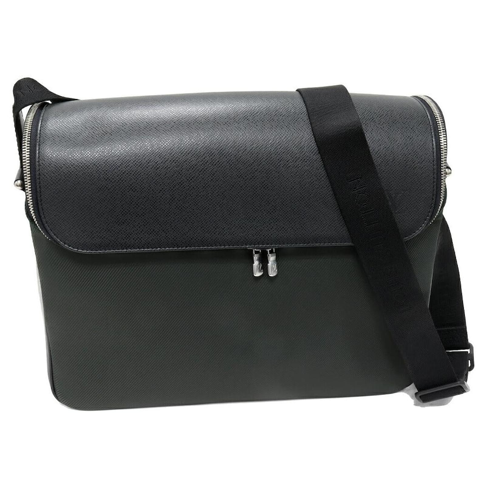 Louis Vuitton Taiga Shoulder Bag Grey Leather  ref.2210131