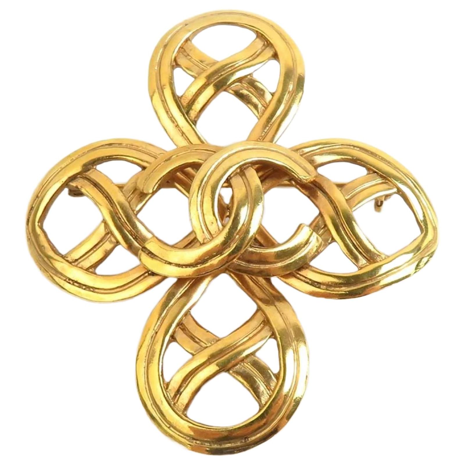 Chanel Gold Metal Brooch Golden  ref.2300993