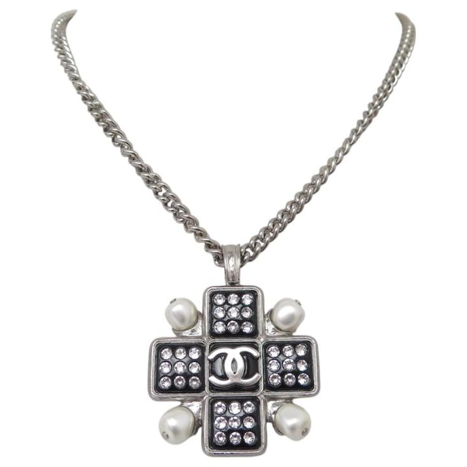 NEW CHANEL NECKLACE AB8408 CROSS PENDANT GRIPOIX STRASS CC LOGO NECKLACE Silvery Metal  ref.2299384