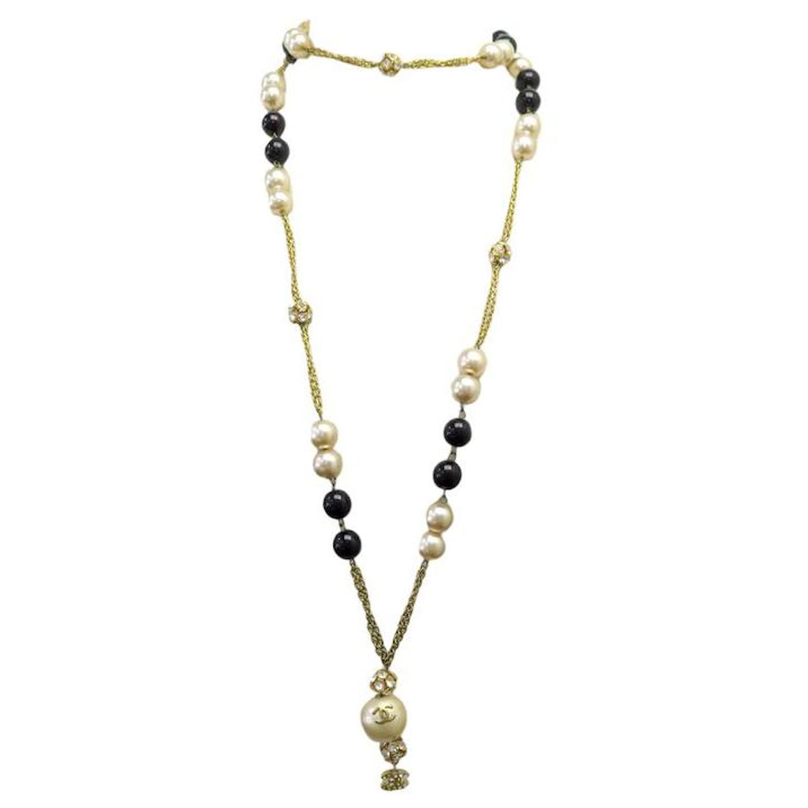 VINTAGE CHANEL NECKLACE LONG STRAND BLACK AND WHITE PEARLS CC LOGO RHINESTONES Golden Metal  ref.2199371
