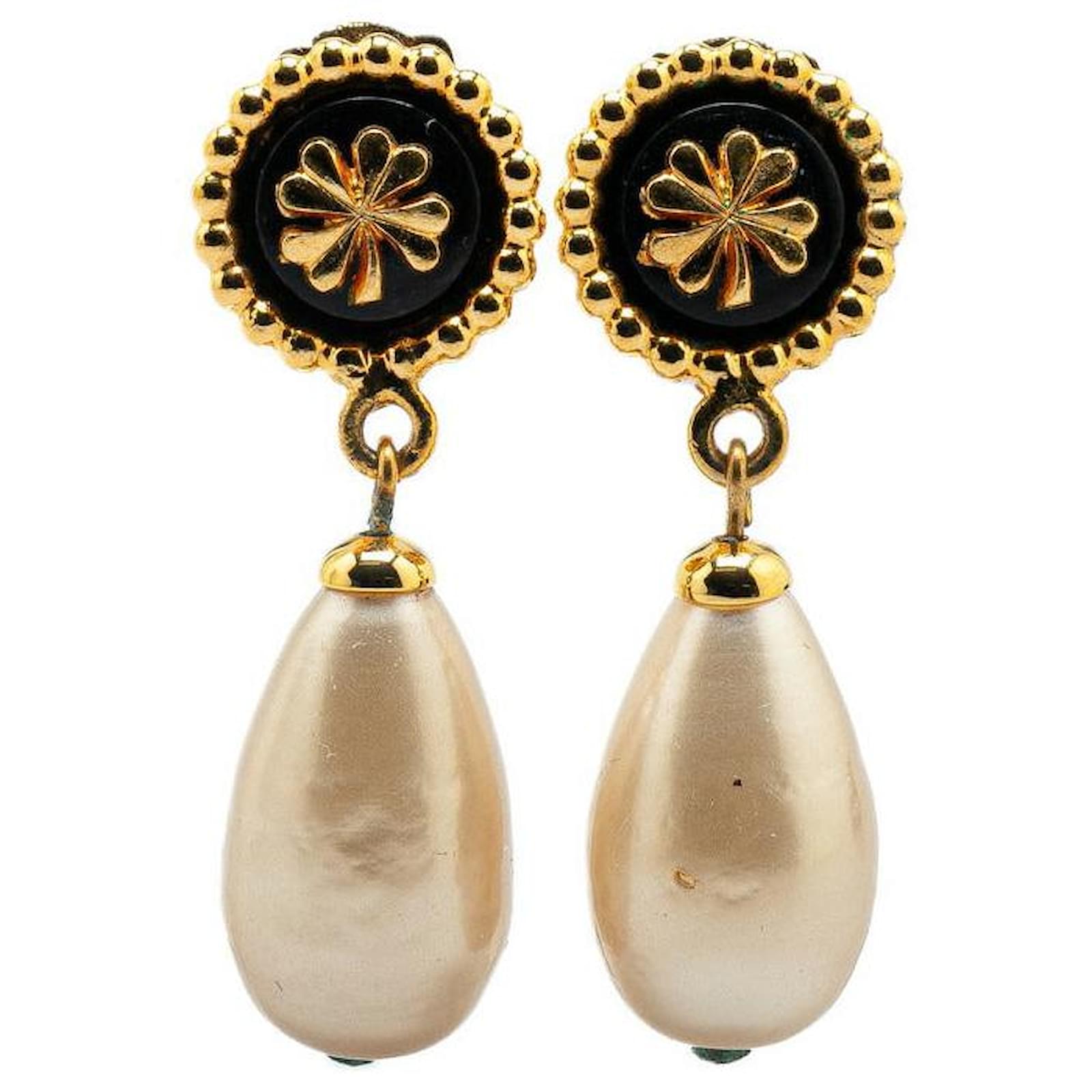 Chanel Matelasse Pearl Clover Earrings Golden Metal Gold-plated  ref.2298187