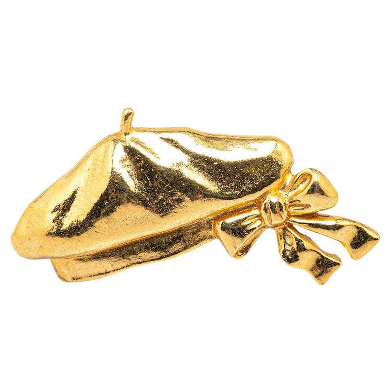 Chanel Gold Plated Ribbon Beret Motif Brooch Golden Metal  ref.1681340