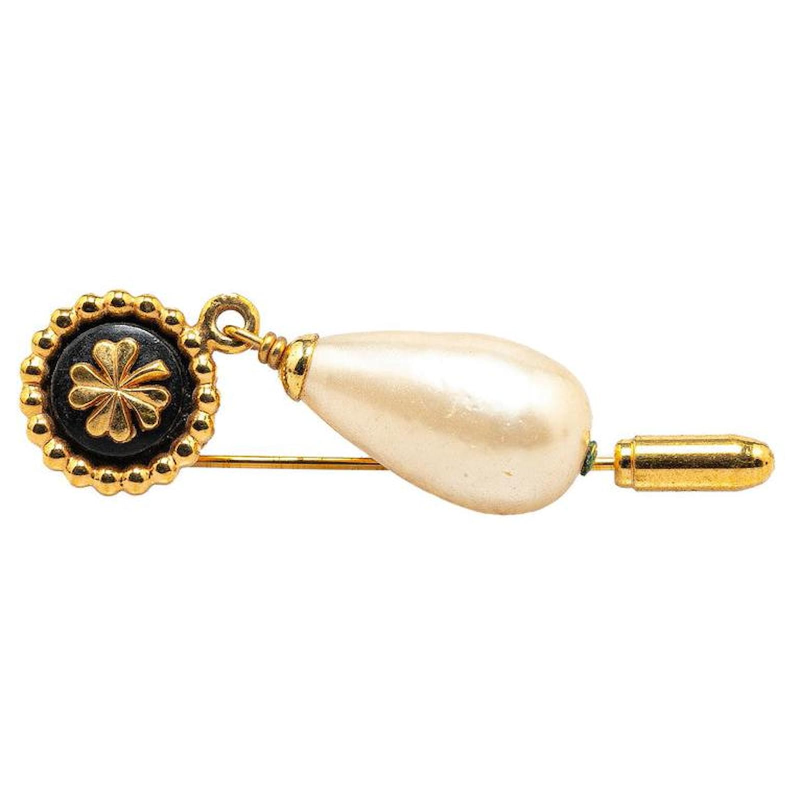 Chanel Gold Plated Clover Motif Faux Pearl Brooch 93P Golden Plastic  ref.1659399