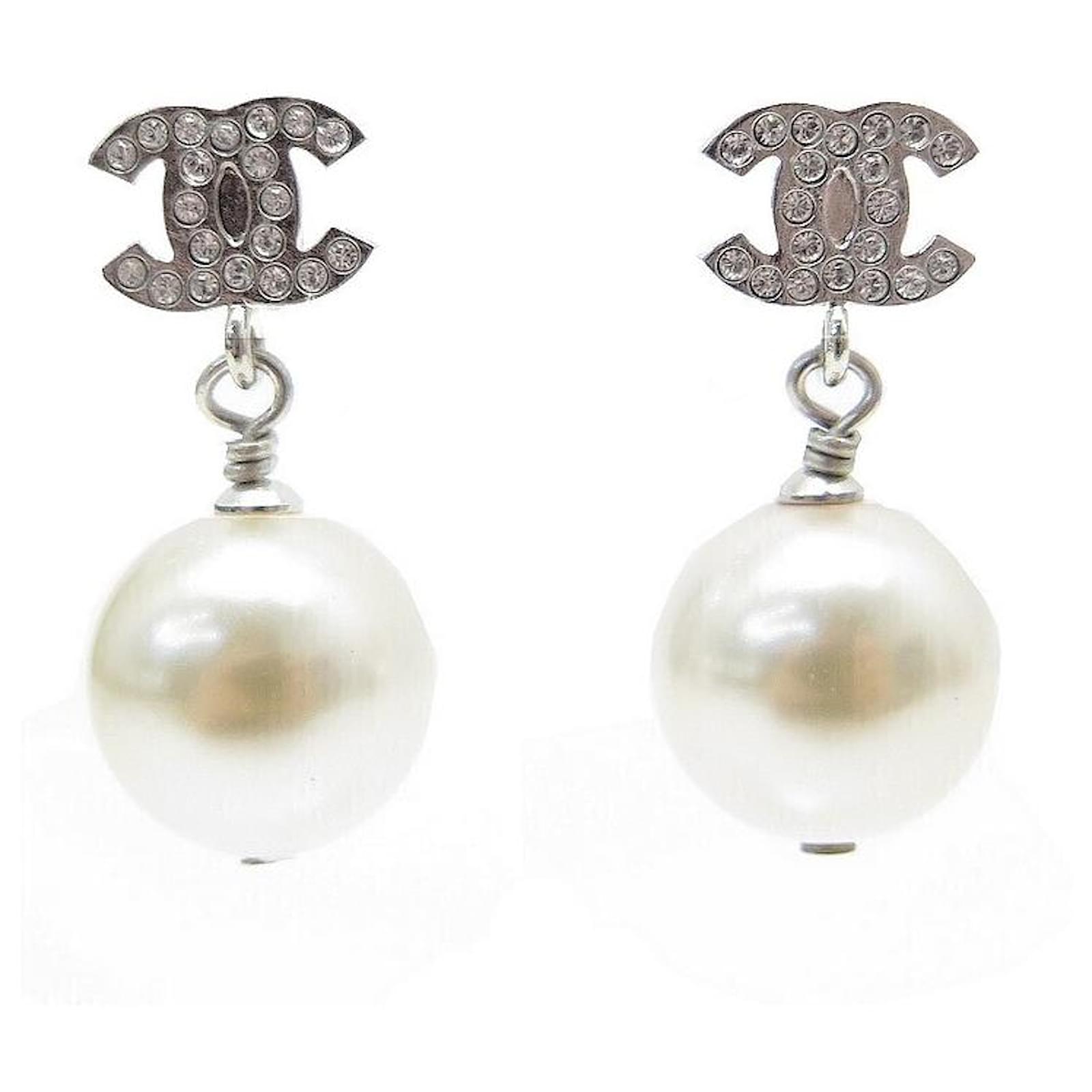 NINE CHANEL A36138 CC LOGO PEARL STRASS EARRINGS Silvery Metal  ref.2213552
